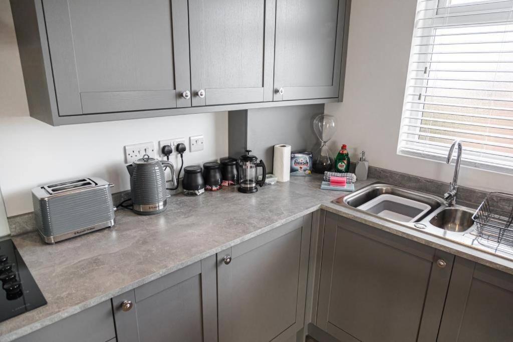 Bournecoast - Stylish Flat With Balcony - Sea Views - 10 Min Walk To Beach - Parking - Wifi - Fm8407 Bournemouth Ngoại thất bức ảnh
