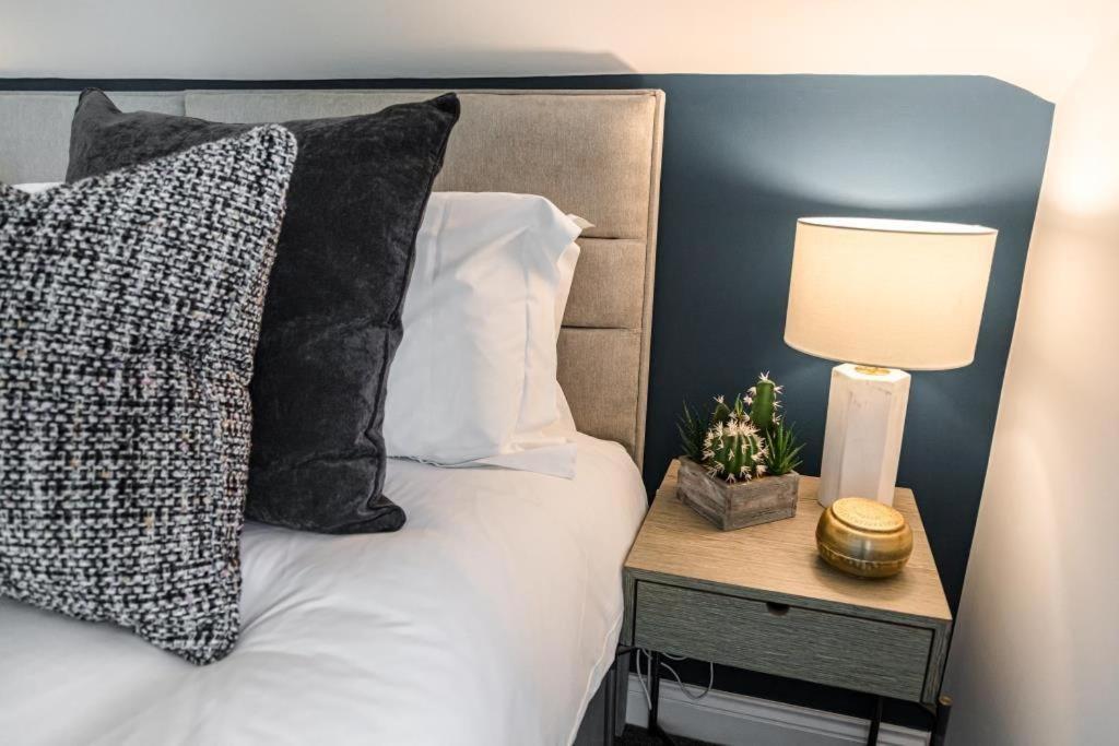 Bournecoast - Stylish Flat With Balcony - Sea Views - 10 Min Walk To Beach - Parking - Wifi - Fm8407 Bournemouth Ngoại thất bức ảnh