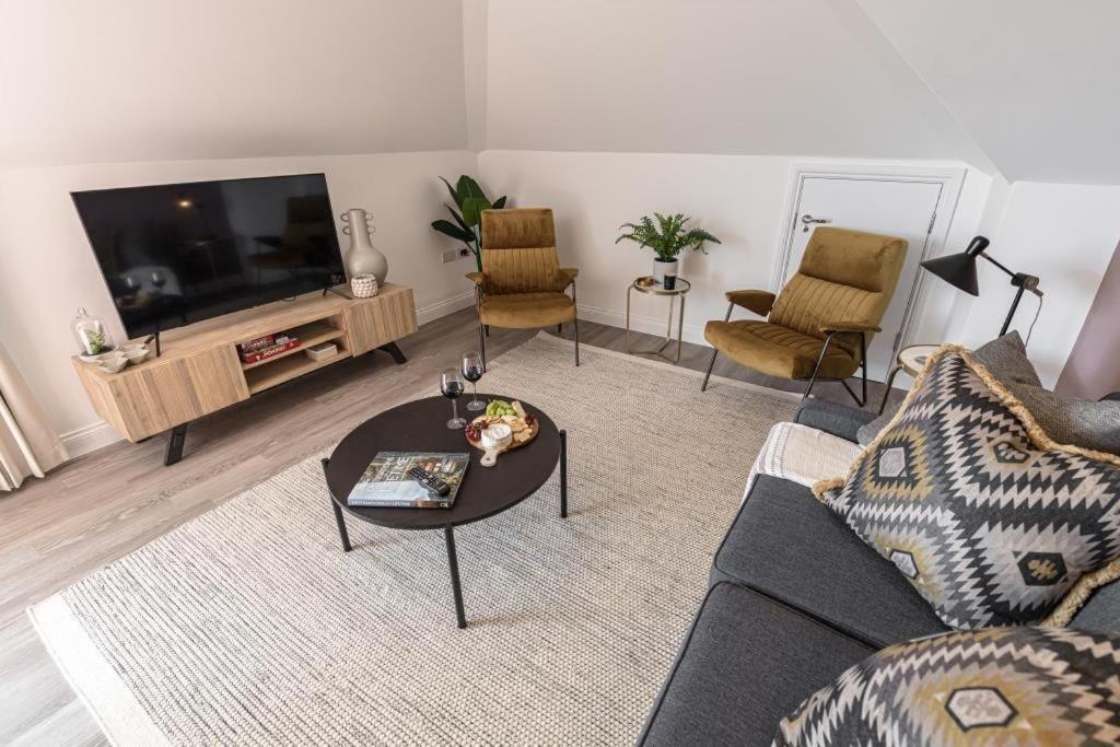 Bournecoast - Stylish Flat With Balcony - Sea Views - 10 Min Walk To Beach - Parking - Wifi - Fm8407 Bournemouth Ngoại thất bức ảnh