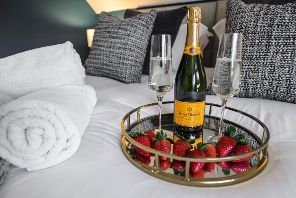Bournecoast - Stylish Flat With Balcony - Sea Views - 10 Min Walk To Beach - Parking - Wifi - Fm8407 Bournemouth Ngoại thất bức ảnh